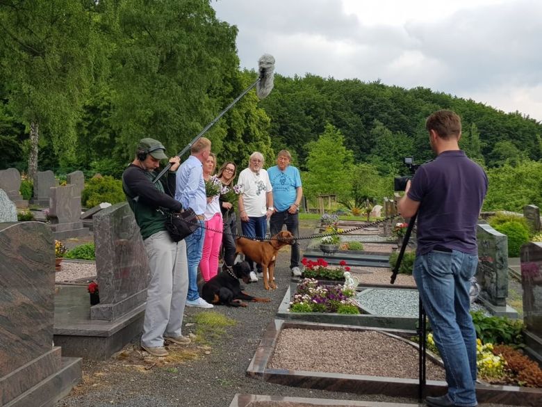 Die Amigos besuchen das Grab der Eltern