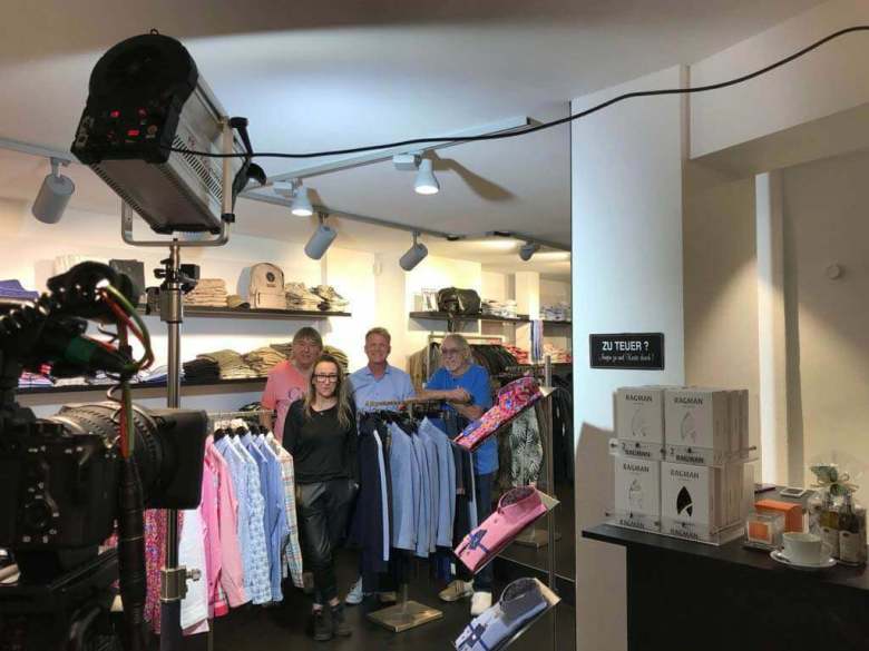 Die Amigos besuchen die Boutique "Trendstudio" ihrer Schwester Marina