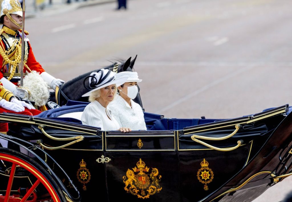 Königin Camilla und Kaiserin Masako sitzen in der Kutsche in London.