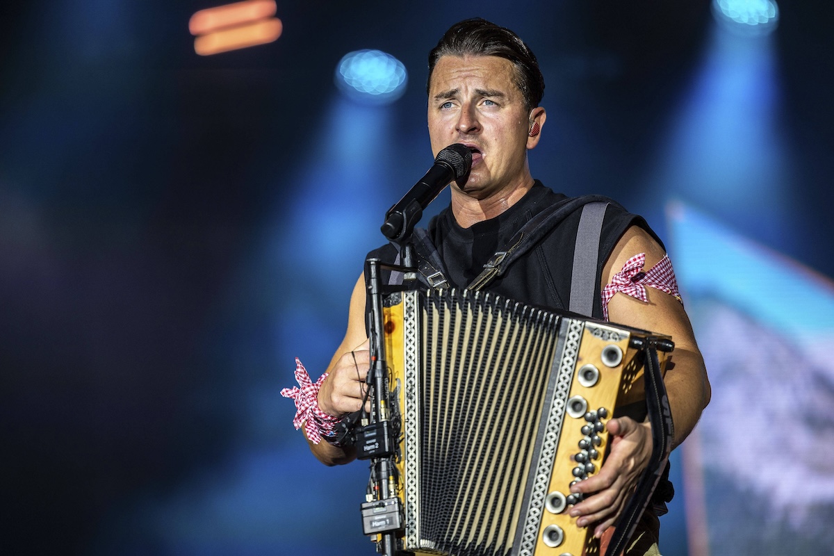 Andreas Gabalier live bei einem Konzert Dirndl-Wahnsinn-Hulapalu - Tour auf dem Domplatz. Erfurt, 25.08.2023 *** Andreas Gabalier live at a concert Dirndl Wahnsinn Hulapalu Tour at the cathedral square Erfurt, 25 08 2023 Foto:xM.xKremerx/xFuturexImagex gabalier_erfurt_3862