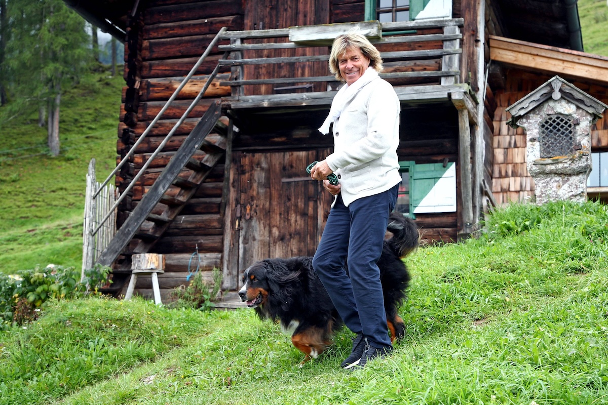 S‰nger Hansi Hinterseer. S‰nger Hansi Hinterseer mit seinem Berner Sennenhund w‰hrend eines Fototermins anl‰ﬂlich der Pr‰sentation seiner neuen CD Ich halt zu Dir am 21.08.2019 auf der Seidlalm in Kitzb¸hel. 20190821BOS0023 *** Singer Hansi Hinterseer Singer Hansi Hinterseer with his Bernese Mountain Dog during a photo session on the occasion of the presentation of his new CD Ich halt zu Dir am 21 08 2019 at the Seidlalm in Kitzb¸hel 20190821BOS0023