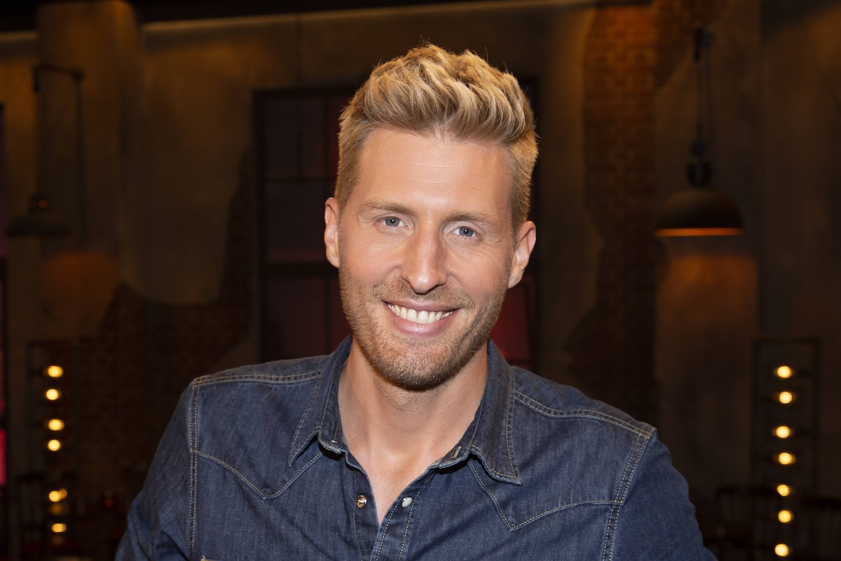 Maximilian ARLAND (mi.), Saenger Sänger, Schlager, Moderator, Entertainer. Portrait, Portraet Porträt, freundlich, Lachen. Blick in die Kamera. "Koelner Treff" im WDR Fernsehen, am 19.07.2019. ©Sven Simon Fotoagentur GmbH & Co. Pressefoto KG # Prinzess-Luise-Str. 41 # 45479 M u e l h e i m / R u h r # Tel. 0208/9413250 # Fax. 0208/9413260 # GLS Bank # IBAN DE75 4306 0967 4030 0251 00 # BIC GENODEM1GLS # www.svensimon.net