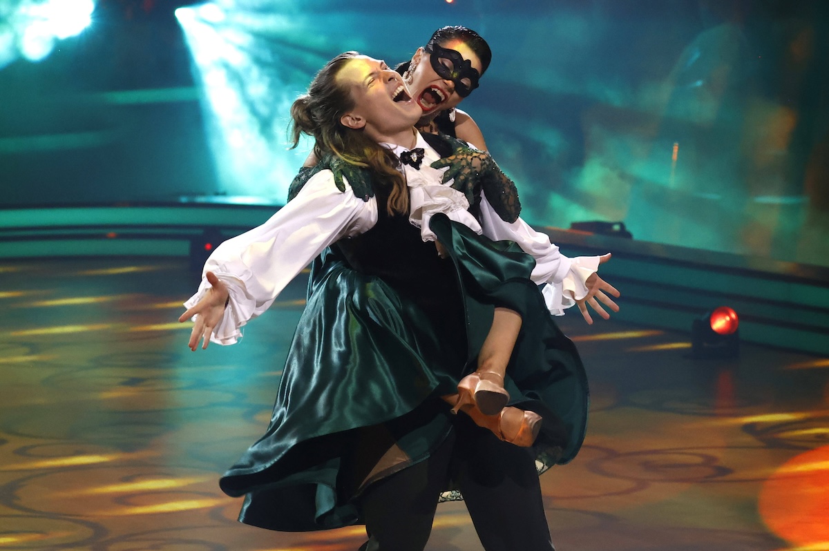 Gabriel Kelly mit Anastasia Stan in der sechsten Live-Show der 17. Staffel der RTL-Tanzshow Let s Dance im MMC Coloneum. Kˆln, 12.04.2024 *** Gabriel Kelly with Anastasia Stan in the sixth live show of the 17th season of the RTL dance show Let s Dance at the MMC Coloneum Cologne, 12 04 2024 Foto:xT.xSchrˆerx/xFuturexImagex letsdance1204_4568