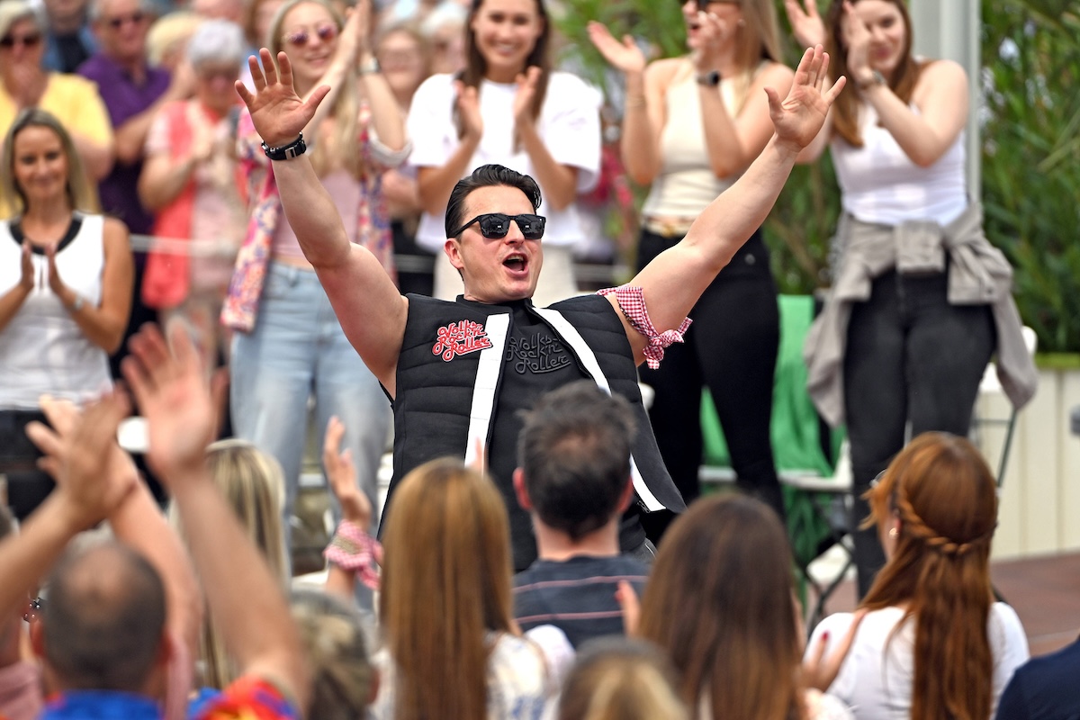 ZDF - Fernsehgarten. S‰nger Andreas Gabalier w‰hrend der ZDF - Unterhaltungsshow Fernsehgarten am 26.05.2024 in Mainz. 20240526MWI142710 *** ZDF Fernsehgarten singer Andreas Gabalier during the ZDF entertainment show Fernsehgarten on 26 05 2024 in Mainz 20240526MWI142710