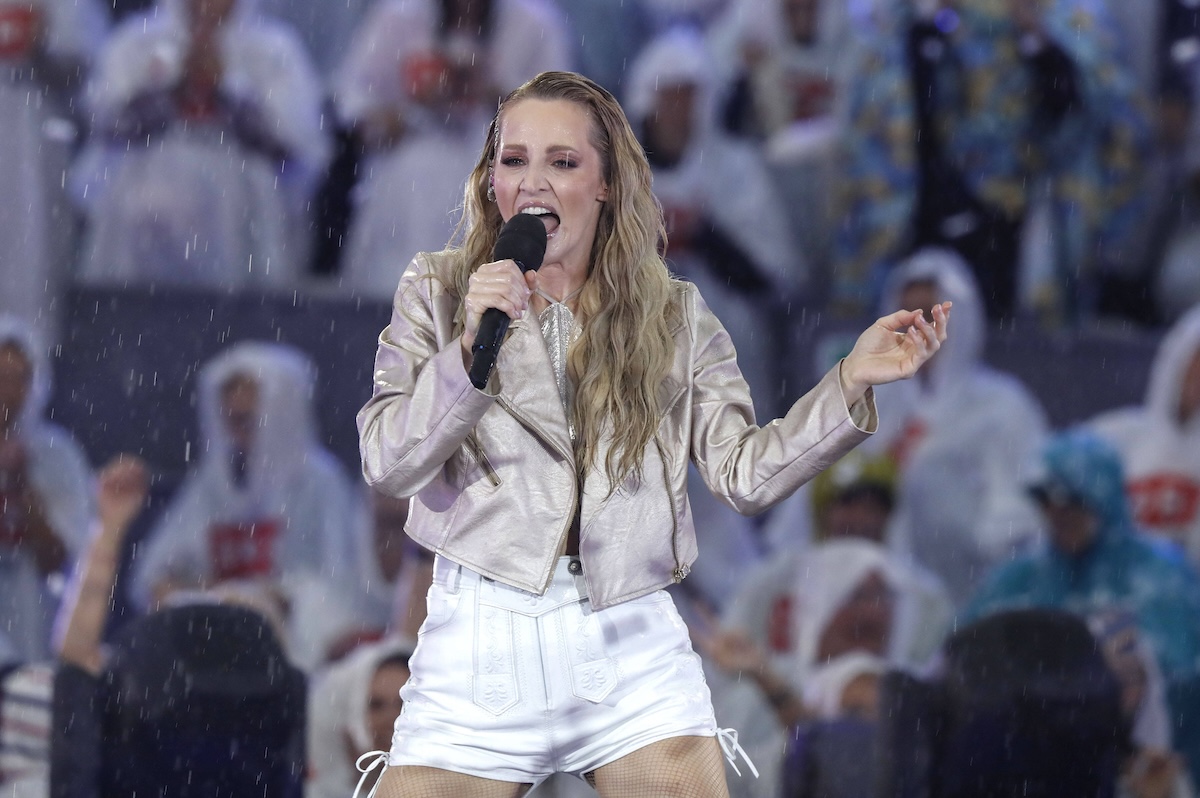 Melissa Naschenweng in der TV-Show Schlagerbooom Open Air - Die Stadionshow in ÷sterreich live aus dem Stadion Kitzb¸hel. Kitzb¸hel, 08.06.2024 *** Melissa Naschenweng in the TV show Schlagerbooom Open Air Die Stadionshow in Austria live from the Kitzb¸hel stadium Kitzb¸hel, 08 06 2024 Foto:xR.xSchmiegeltx/xFuturexImagex schlagerboom_4627