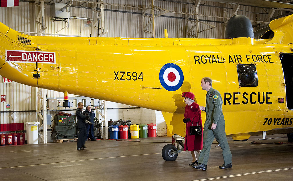 Queen Elizabeth und Prinz William an einem Hubschrauber