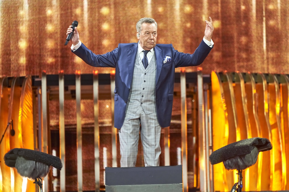 Roland Kaiser live bei einem Konzert seiner Tour 50 Jahre - 50 Hits - Die groﬂe Tournee zum 50. B¸hnenjubil‰um in der Heinz von Heiden Arena. Hannover, 21.06.2024 *** Roland Kaiser live at a concert of his tour 50 Jahre 50 Hits Die groﬂe Tournee zum 50 B¸hnenjubil‰um in der Heinz von Heiden Arena Hannover, 21 06 2024 Foto:xU.xStammx/xFuturexImagex kaiser_4672