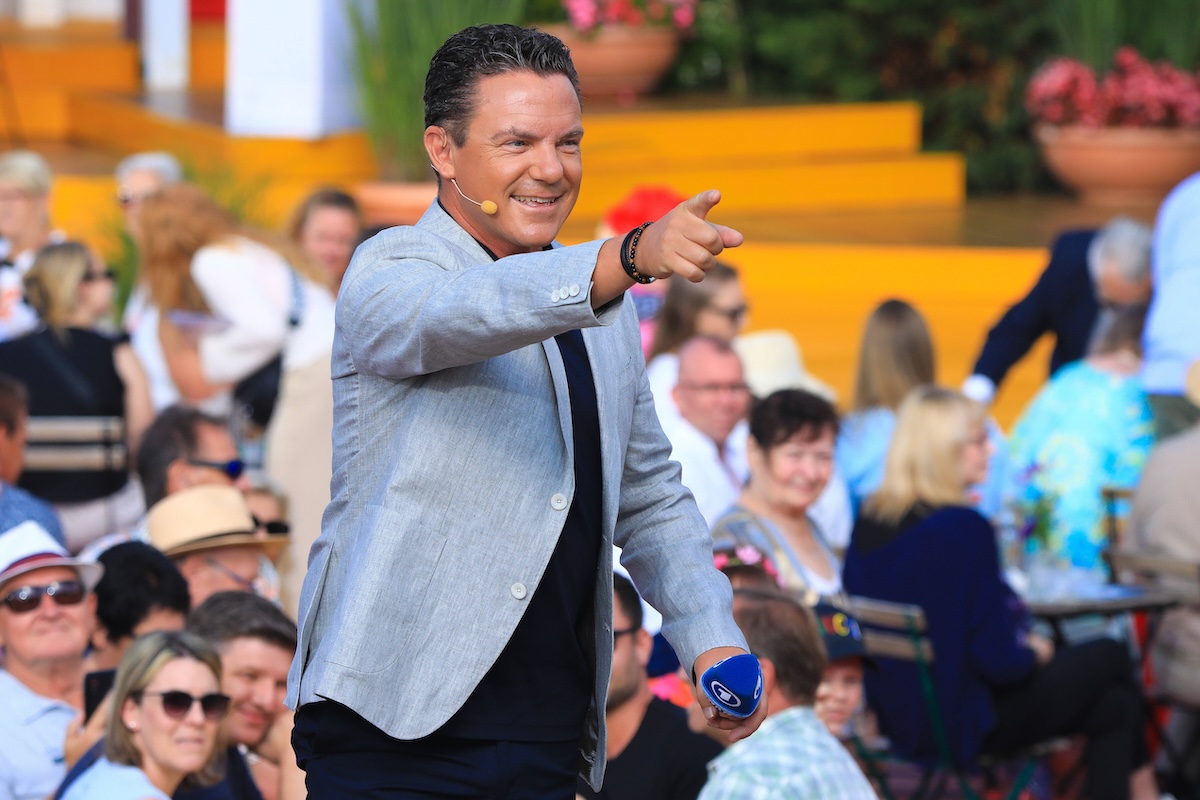 Fernsehshow Immer wieder Sonntags Folge 7 Rust bei Freiburg , 28.07.2024 Stefan Mros. bei der Livesendung Immer wieder Sonntags im Europa-Park Rust Rulantica Foto: Matthias Gr‰nzdˆrfer Baden-W¸rttemberg Germany *** TV show Immer wieder Sonntags Episode 7 Rust near Freiburg , 28 07 2024 Stefan Mros at the live show Immer wieder Sonntags at Europa Park Rust Rulantica Photo Matthias Gr‰nzdˆrfer Baden W¸rttemberg Germany Copyright: xMatthiasxGr‰nzdˆrferx