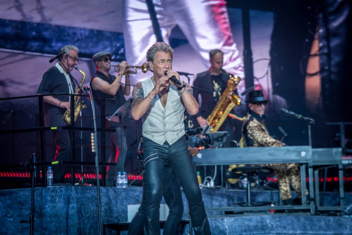 Das letzte Konzert der Abschiedstour von Peter Maffay Peter Makkay, 1949 in der Leipziger Red Bull Arena Zentralstadion. Band: Peter Keller - Gitarre JB Meyers - Gitarre Pascal Kravetz Keyboard und mehr Ken Taylor - Bass Bertram Engel Drums Frank Mead - Saxophon Tom Beek Saxophon Jan van Duikeren - Trompete Background Gesang: Charlie Klauser plus diverse Instrumente Yaris Makkay Leon Taylor Linda Teodosiu Peter Maffay Abschiedstour *** The last concert of Peter Maffays farewell tour Peter Makkay, 1949 in Leipzigs Red Bull Arena Zentralstadion Band Peter Keller Guitar JB Meyers Guitar Pascal Kravetz Keyboard and more Ken Taylor Bass Bertram Engel Drums Frank Mead Saxophone Tom Beek Saxophone Jan van Duikeren Trumpet B