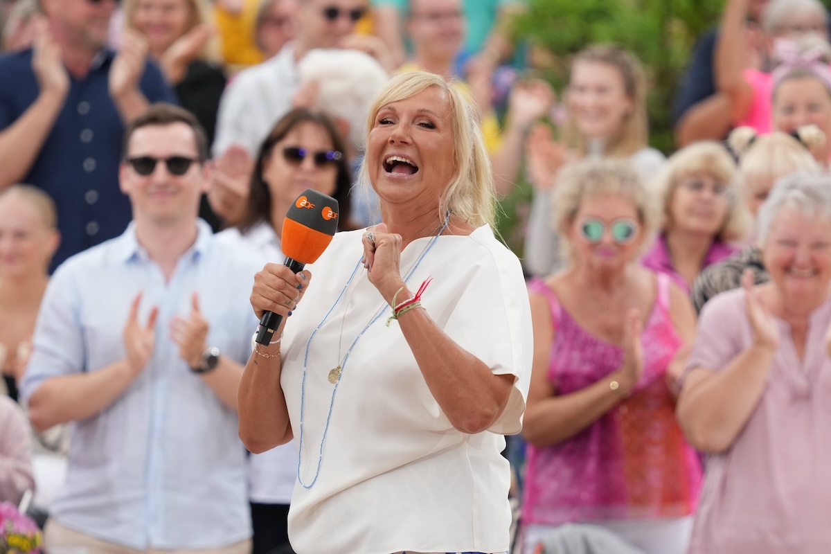 Entertainment Bilder des Tages ZDF - Fernsehgarten. Moderatorin Andrea Kiwi Kiewel in der Unterhaltungsshow ZDF Fernsehgarten am 18.08.2024 in Mainz. Mainz ZDF - Fernsehgarten Rheinland-Pfalz *** ZDF Fernsehgarten presenter Andrea Kiwi Kiewel in the entertainment show ZDF Fernsehgarten on 18 08 2024 in Mainz Mainz ZDF Fernsehgarten Rheinland Pfalz