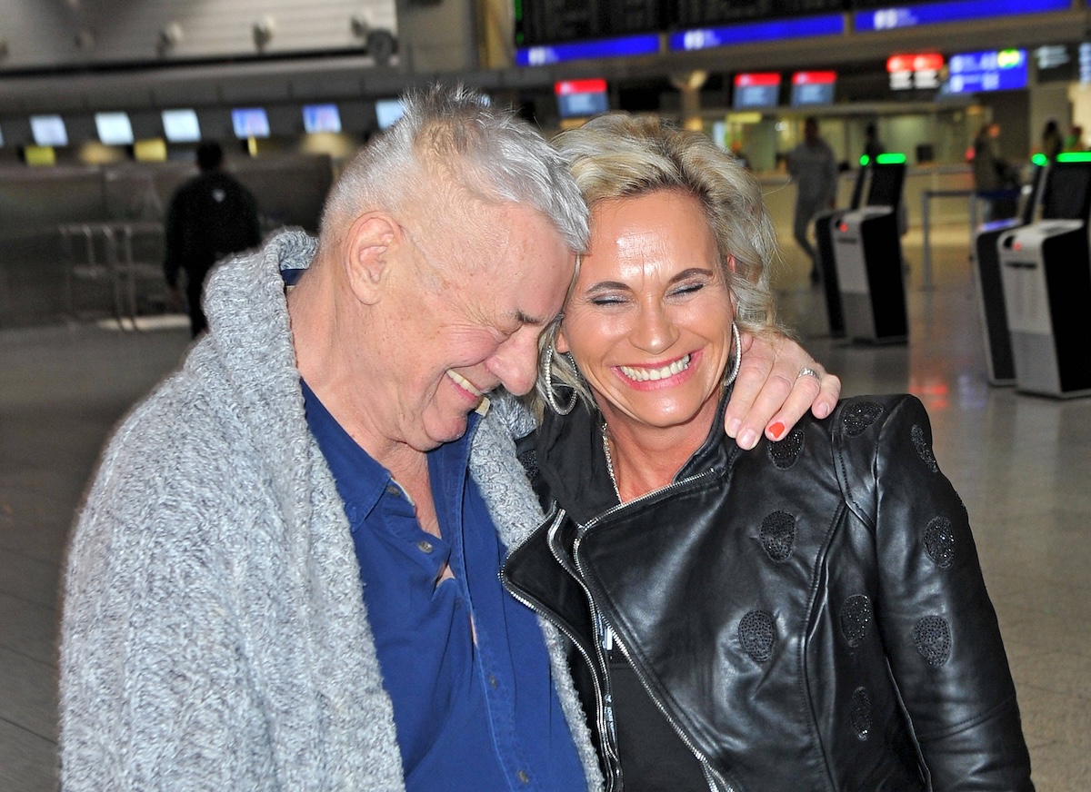 RTL - Dschungelcamp 2024. Heinz Hoenig mit seiner Frau Annika K‰rsten-Hoenig anl‰ﬂlich der Abreise der Kandidaten der RTL - Sendung Ich bin ein Star - holt mich hier raus zum Dschungel-Camp 2024 in Australien am 08.01.2024 auf dem Flughafen Frankfurt / Main. 20240108MWI115157 *** RTL Dschungelcamp 2024 Heinz Hoenig with his wife Annika K‰rsten Hoenig on the occasion of the departure of the candidates of the RTL program Ich bin ein Star holt mich hier raus to the Jungle Camp 2024 in Australia on 08 01 2024 at Frankfurt Main Airport 20240108MWI115157