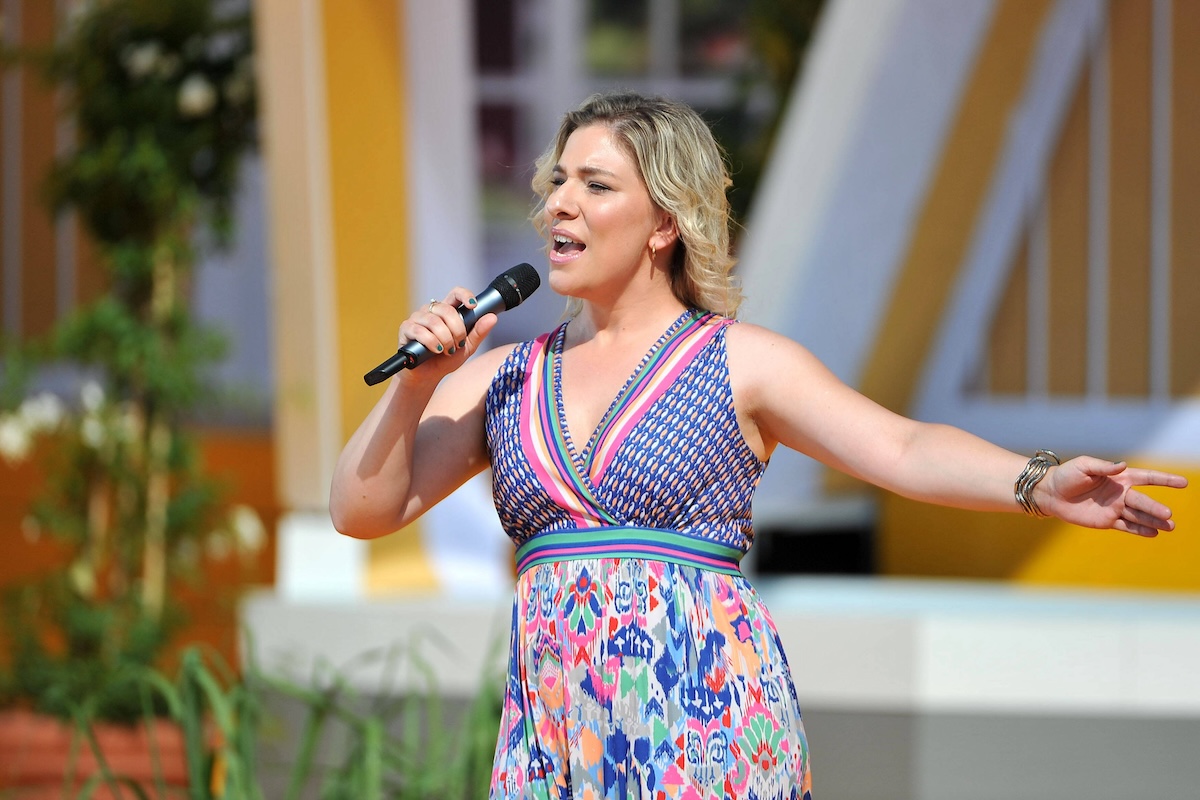 ARD - Immer wieder Sonntags. S‰ngerin Laura Wilde w‰hrend der ARD - Unterhaltungsshow Immer wieder Sonntags am 19.06.2022 im Europapark Rust. 20220619MWI21713 *** ARD Immer wieder Sonntags singer Laura Wilde during the ARD entertainment show Immer wieder Sonntags on 19 06 2022 at Europapark Rust 20220619MWI21713