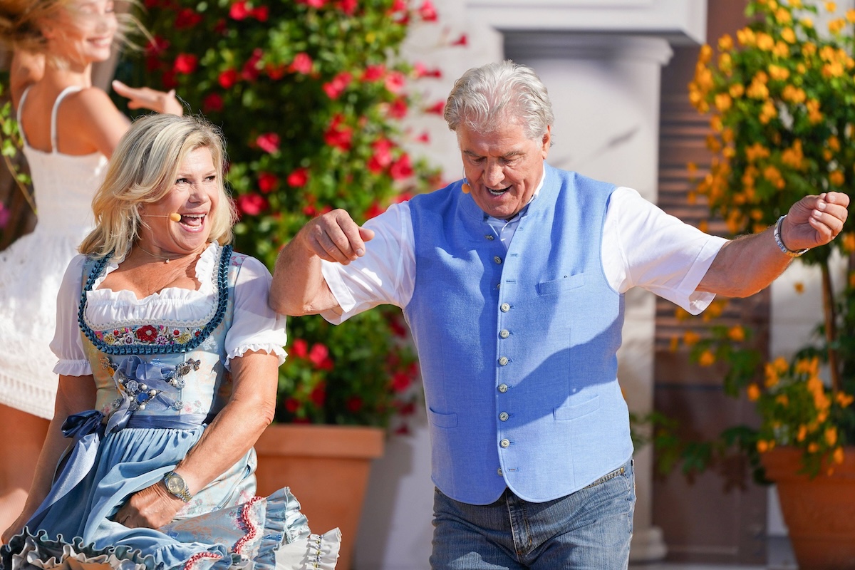 Strahlender Sonnenschein bei der Fernseh-Live-Unterhaltungsshow vor Livepublikum. Marianne und Michael Hartl - Immer wieder sonntags - Staffel 10 Strahlender Sonnenschein bei der Fernseh-Live-Unterhaltungsshow vor Livepublikum. - Germany, Rust, Europapark, 05.09.2020 *** Bright sunshine at the TV live entertainment show in front of live audience Marianne and Michael Hartl Immer wieder sonntags Staffel 10 Bright sunshine at the TV live entertainment show in front of live audience Germany, Rust, Europapark, 05 09 2020