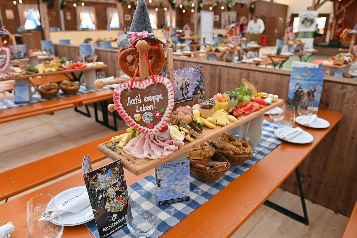 Gedeckte Tische mit bayerischer Brotzeit im Festzelt